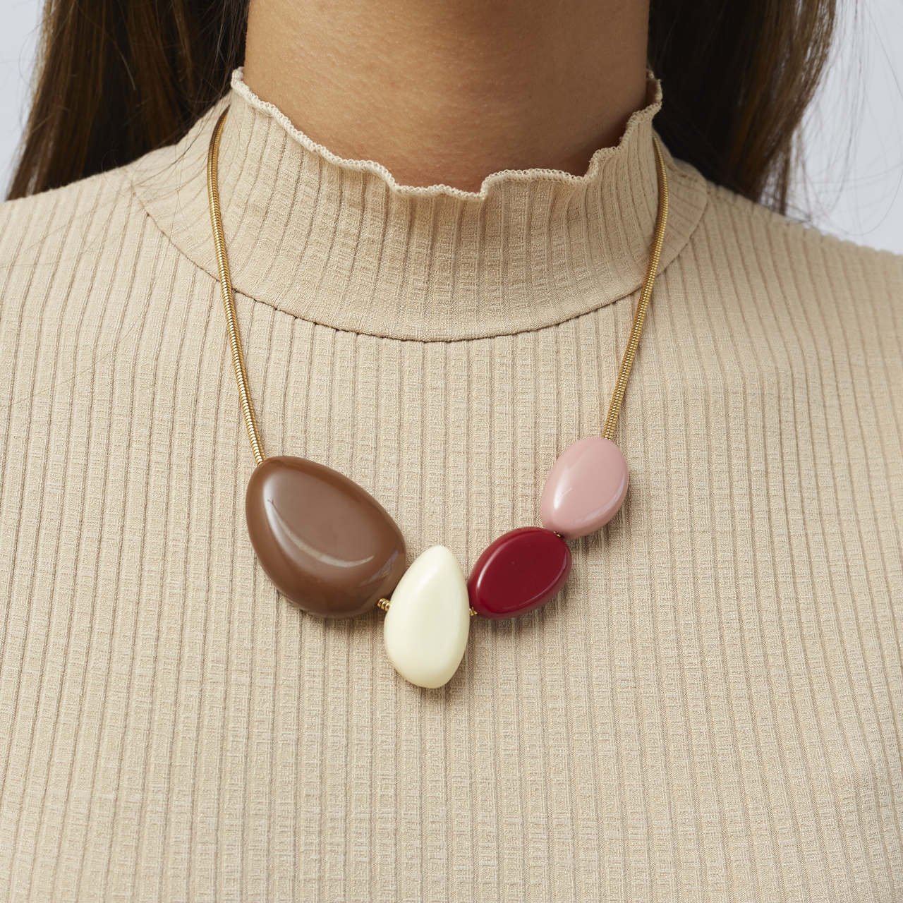 COLAR STONES PINGENTES RESINAS G MARROM BANHO OURO