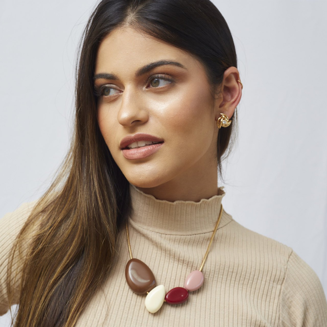 COLAR STONES PINGENTES RESINAS G MARROM BANHO OURO