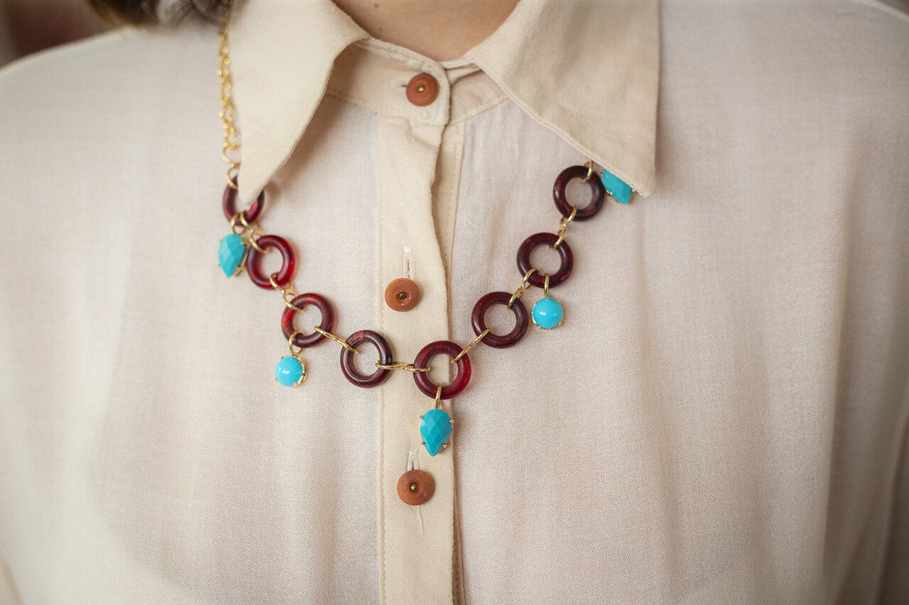 COLAR TURCA RESINA TURQUESA E CRISTAL AZUL CLARO BANHO OURO