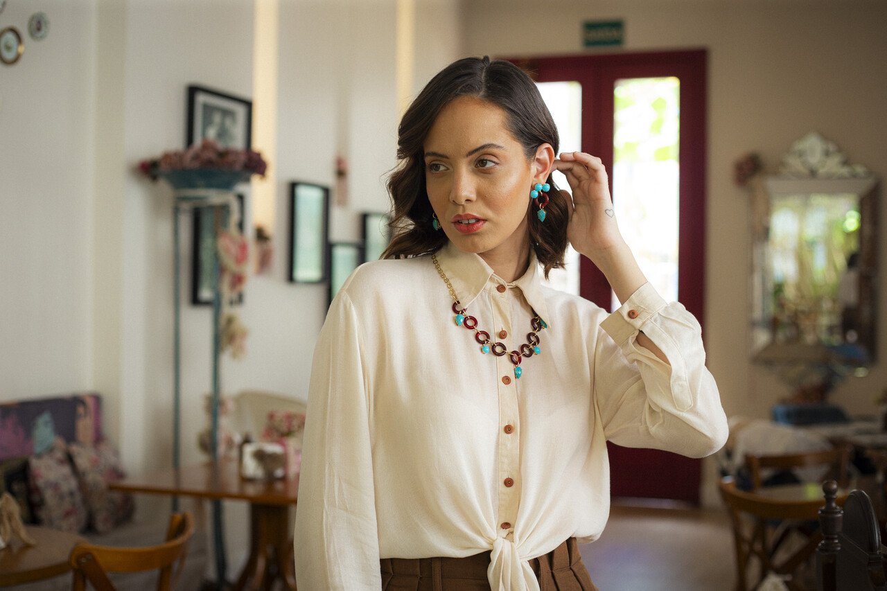 COLAR TURCA RESINA TURQUESA E CRISTAL AZUL CLARO BANHO OURO