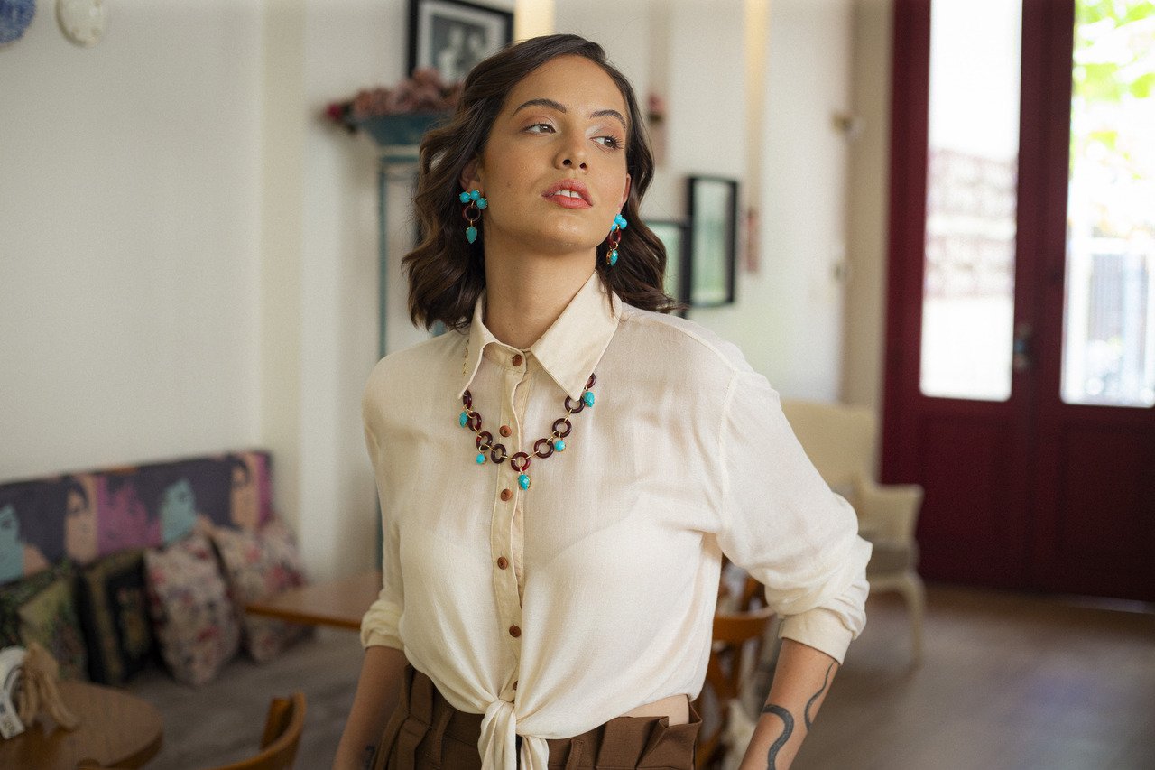 COLAR TURCA RESINA TURQUESA E CRISTAL AZUL CLARO BANHO OURO