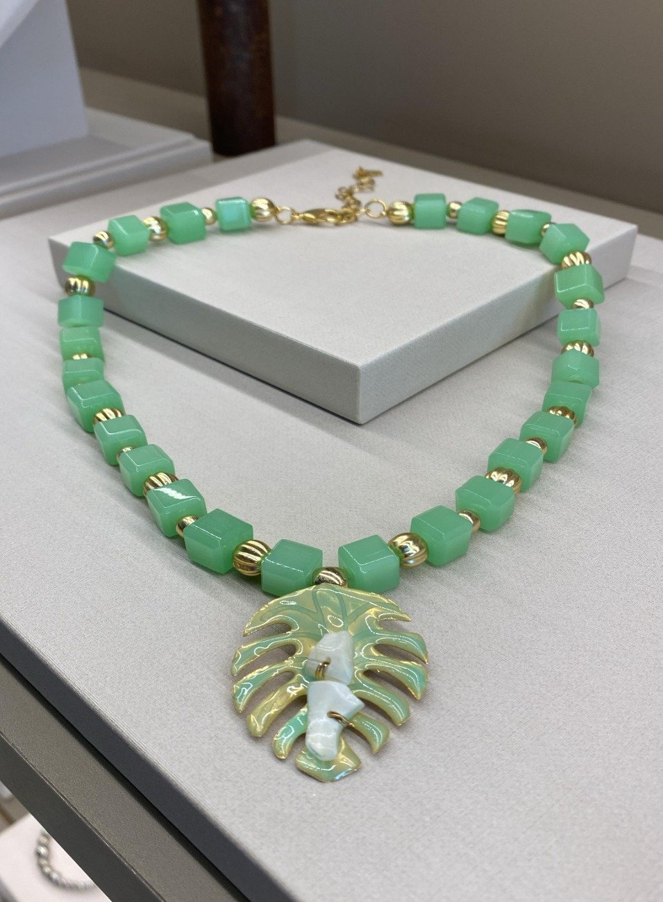 COLAR VERDES MARES FOLHA ESMALTADA MADREPÉROLA BANHO OURO