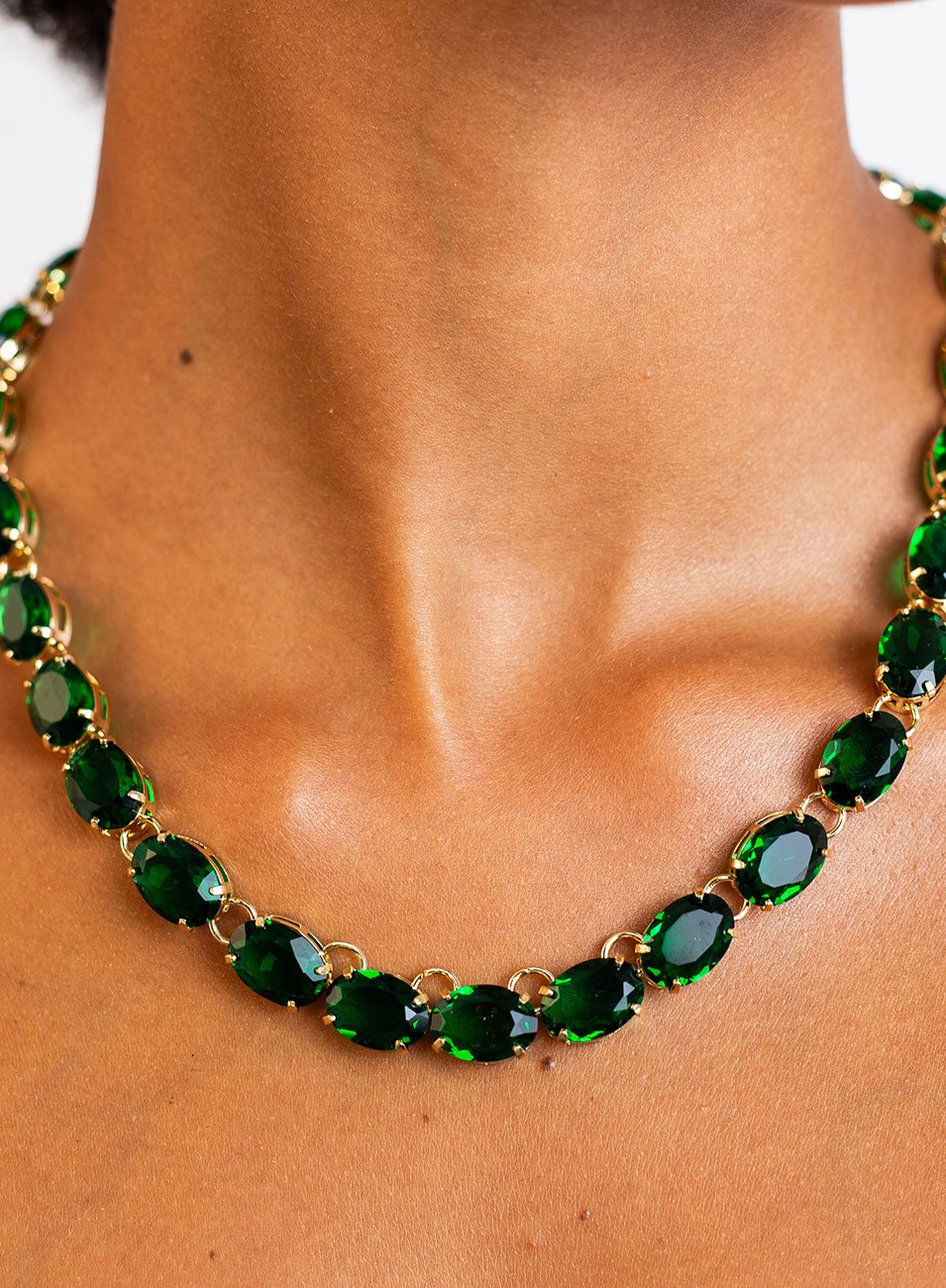 Colar Wintour com Cristais Ovais Verde Esmeralda Banho Ouro