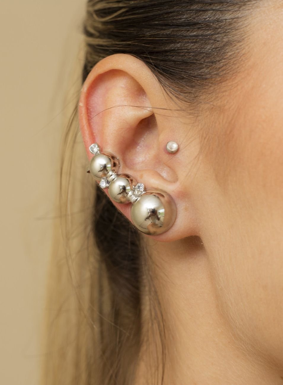 BRINCOS BECKER EAR CUFFS BOLAS OCAS BANHO RÓDIO BRANCO