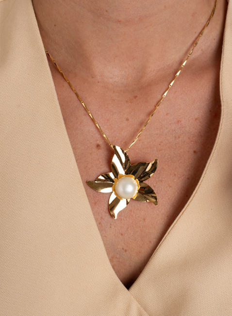 COLAR LONGO FLOR LILA BANHO OURO