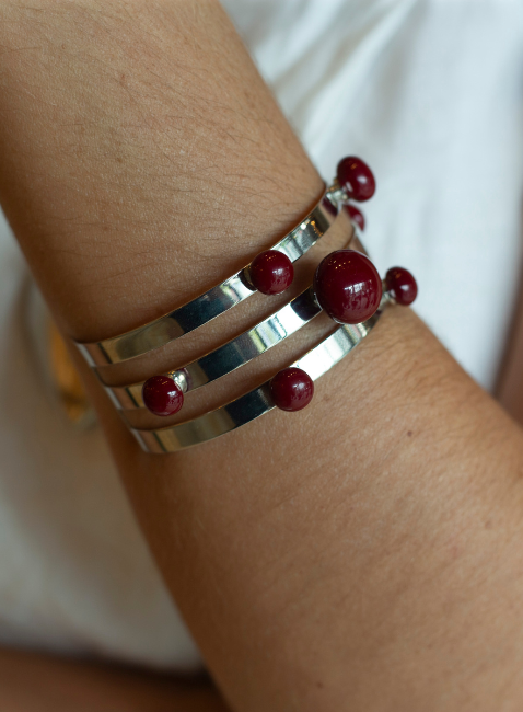 BRACELETE MIX PÉROLAS PÃO CEREJA BANHO RÓDIO BRANCO
