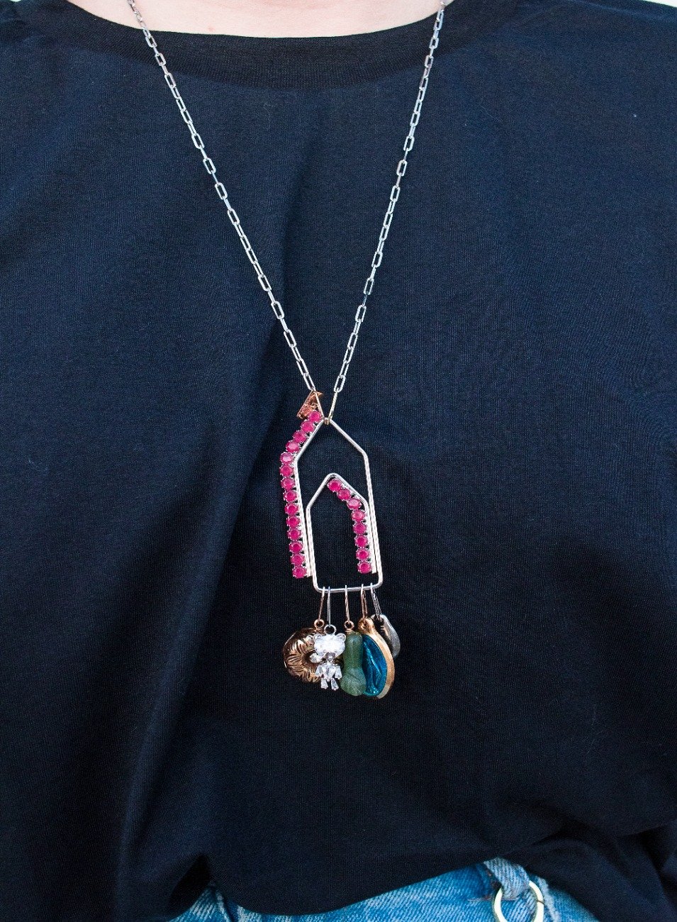 PINGENTE CLIPS GG COM ZIRCÔNIAS ROSA BANHO DE RÓDIO BRANCO