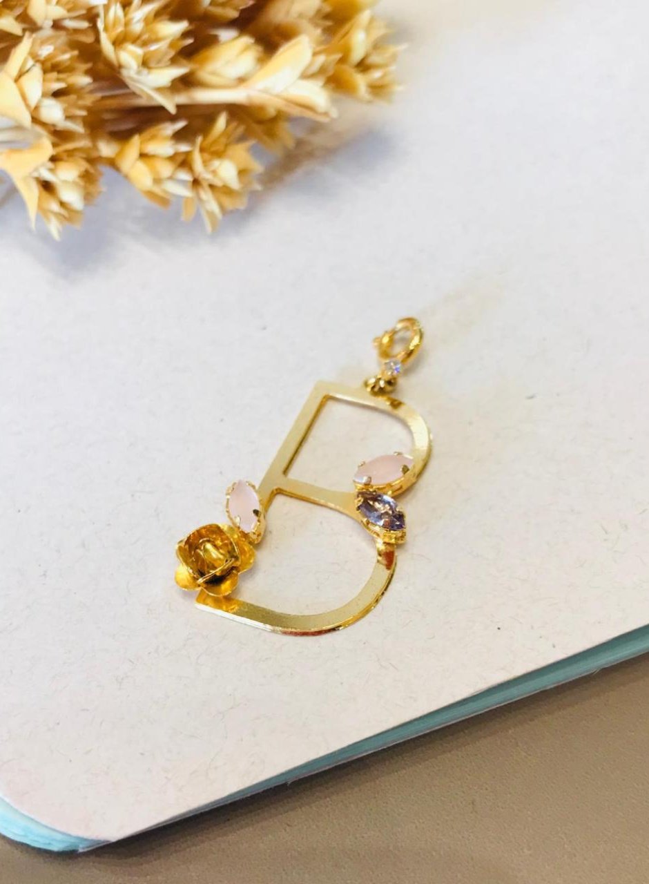 PINGENTE LETRA B CRAVAÇÃO FLOR NAVETE LILÁS ROSA BANHO OURO