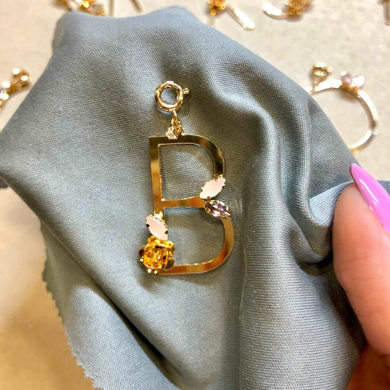 PINGENTE LETRA B CRAVAÇÃO FLOR NAVETE LILÁS ROSA BANHO OURO