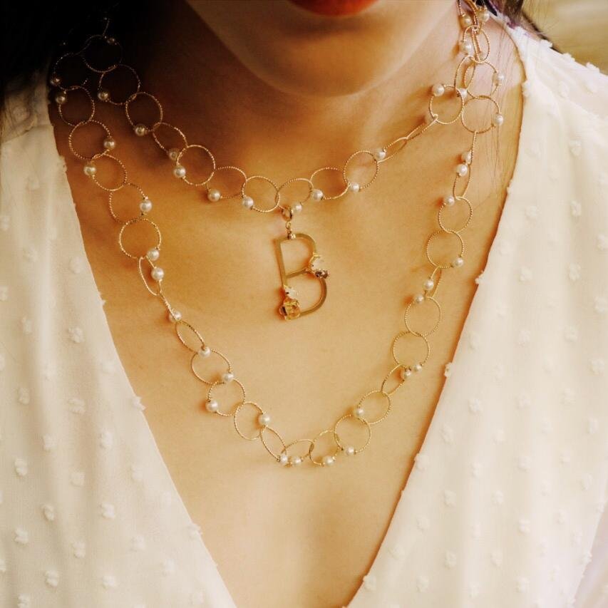 PINGENTE LETRA B CRAVAÇÃO FLOR NAVETE LILÁS ROSA BANHO OURO