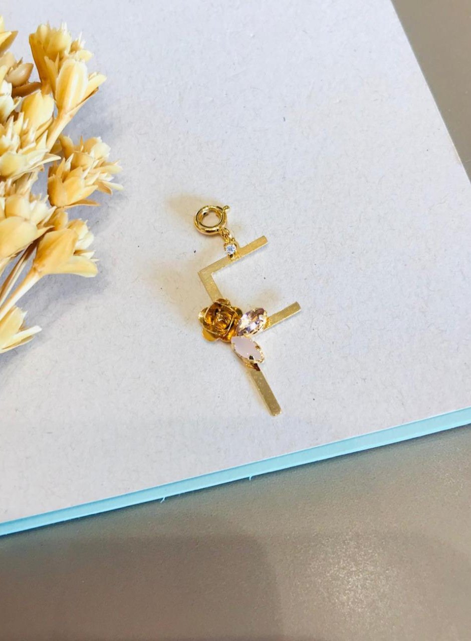 PINGENTE LETRA F CRAVAÇÃO FLOR NAVETE LILÁS/ROSA BANHO OURO