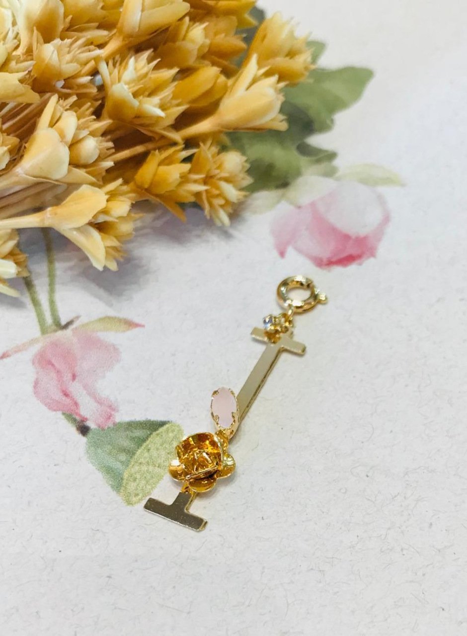 PINGENTE LETRA I CRAVAÇÃO FLOR NAVETE ROSA BANHO OURO