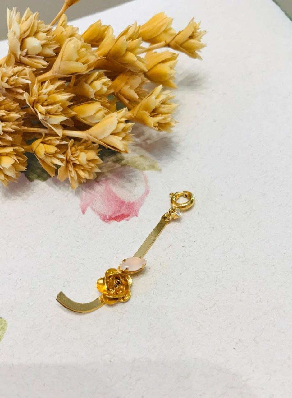 PINGENTE LETRA J CRAVAÇÃO FLOR NAVETE ROSA BANHO OURO
