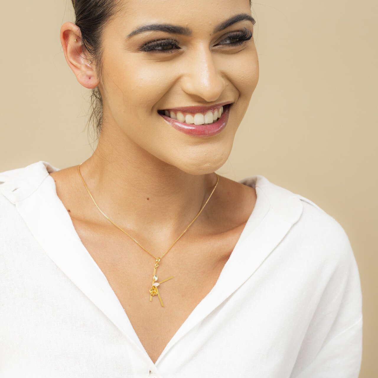 PINGENTE LETRA K CRAVAÇÃO FLOR NAVETE LILÁS/ROSA BANHO OURO