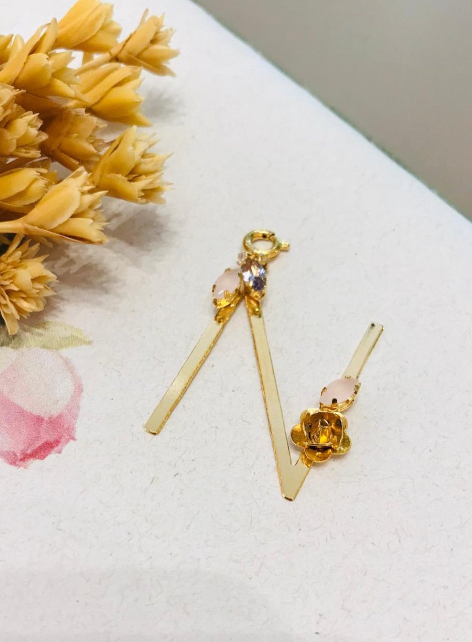 PINGENTE LETRA N CRAVAÇÃO FLOR NAVETE LILÁS/ROSA BANHO OURO
