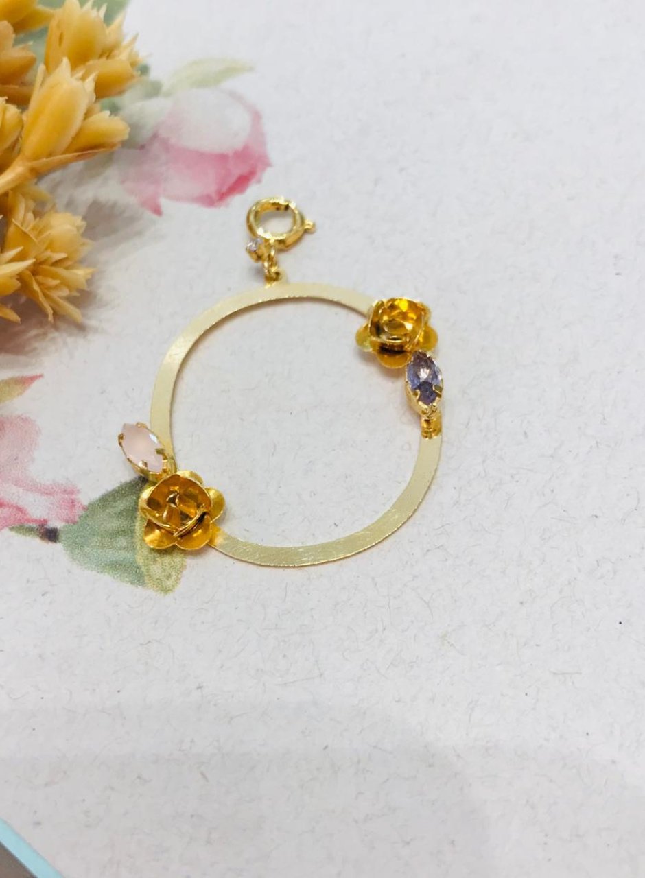 PINGENTE LETRA O CRAVAÇÃO FLOR NAVETE LILÁS/ROSA BANHO OURO