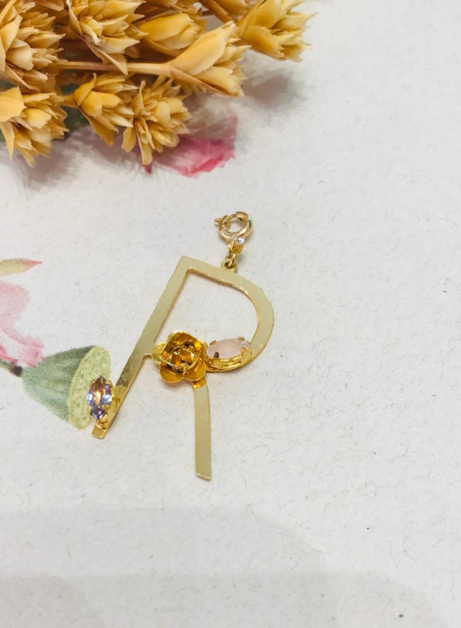 PINGENTE LETRA R CRAVAÇÃO FLOR NAVETE LILÁS/ROSA BANHO OURO