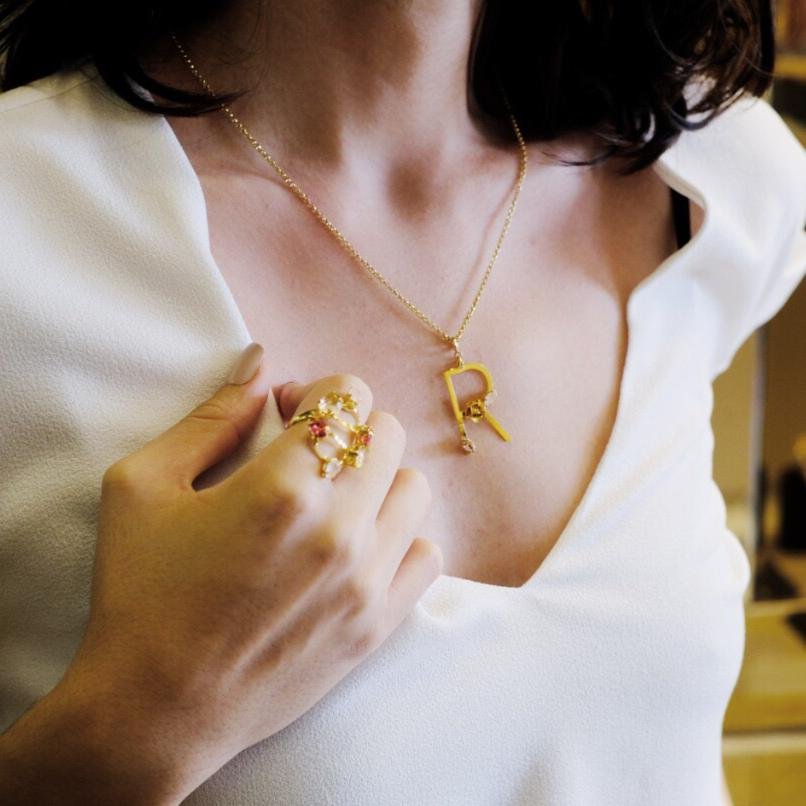 PINGENTE LETRA R CRAVAÇÃO FLOR NAVETE LILÁS/ROSA BANHO OURO