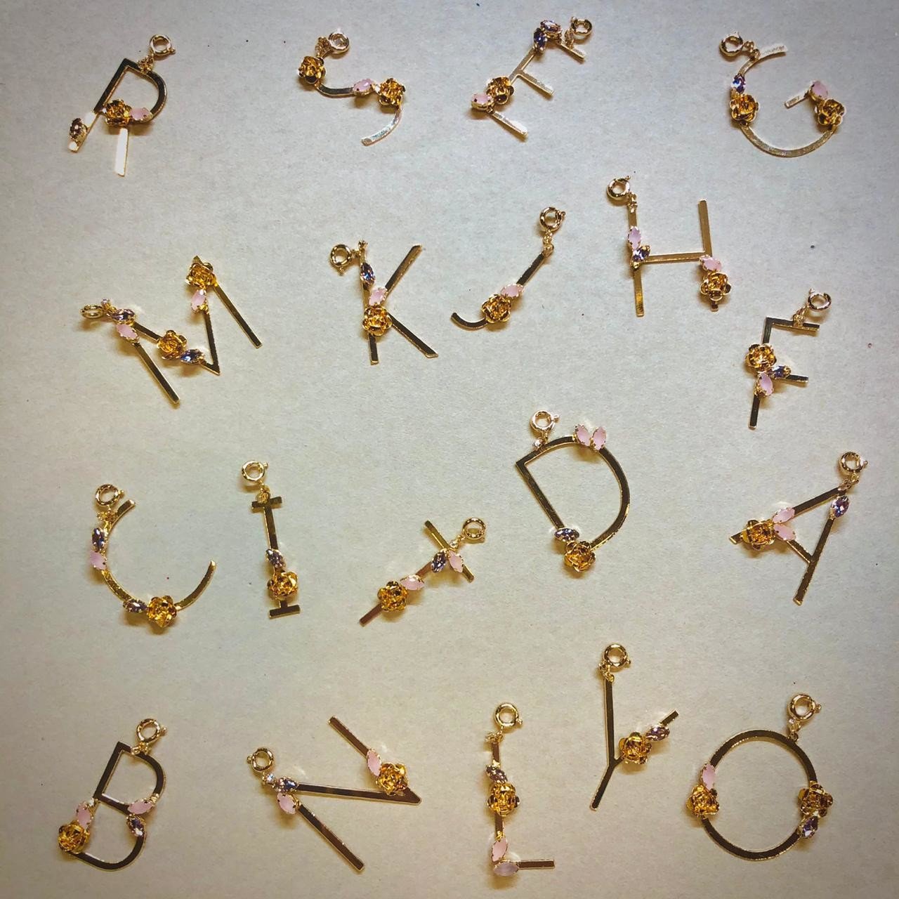 PINGENTE LETRA R CRAVAÇÃO FLOR NAVETE LILÁS/ROSA BANHO OURO