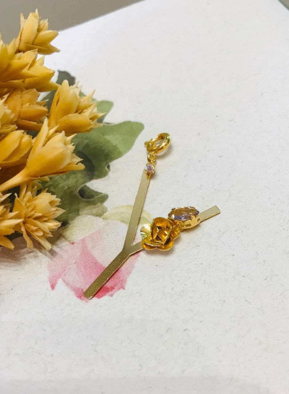 PINGENTE LETRA Y CRAVAÇÃO FLOR NAVETE LILÁS BANHO OURO