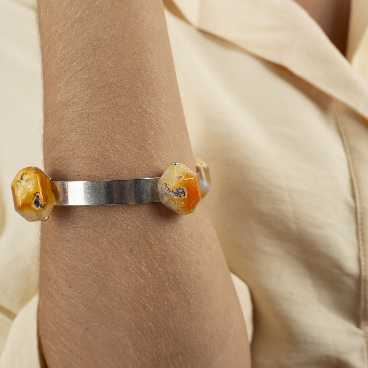 PULSEIRA AURORA PEDRA ALARANJADA BANHO RÓDIO BRANCO