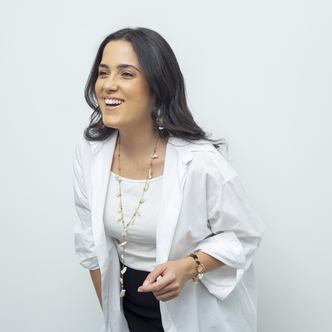 PULSEIRA BOHOCHIC CASCALHOS MADREPÉROLA BANHO OURO