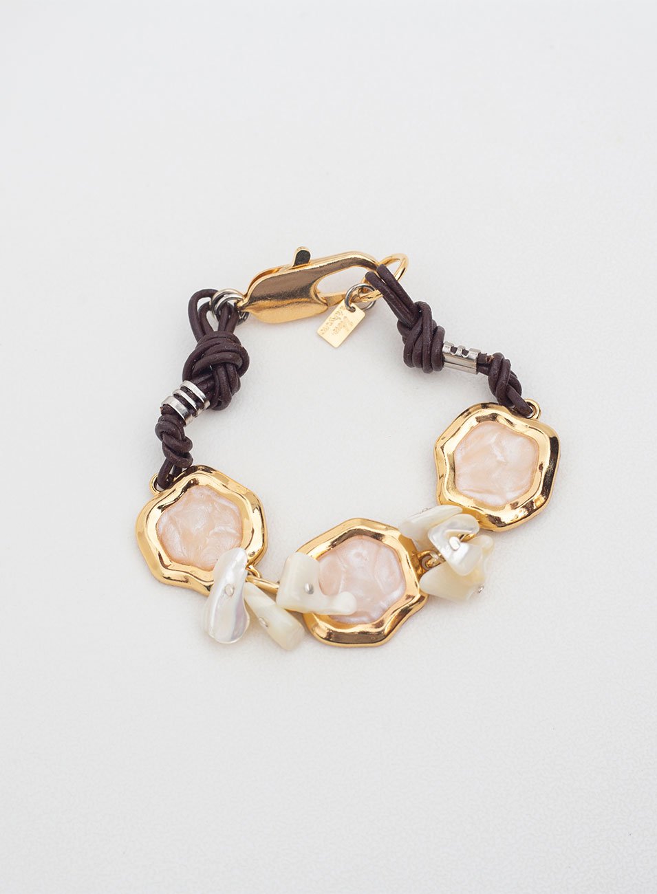 PULSEIRA BOHOCHIC CASCALHOS MADREPÉROLA BANHO OURO