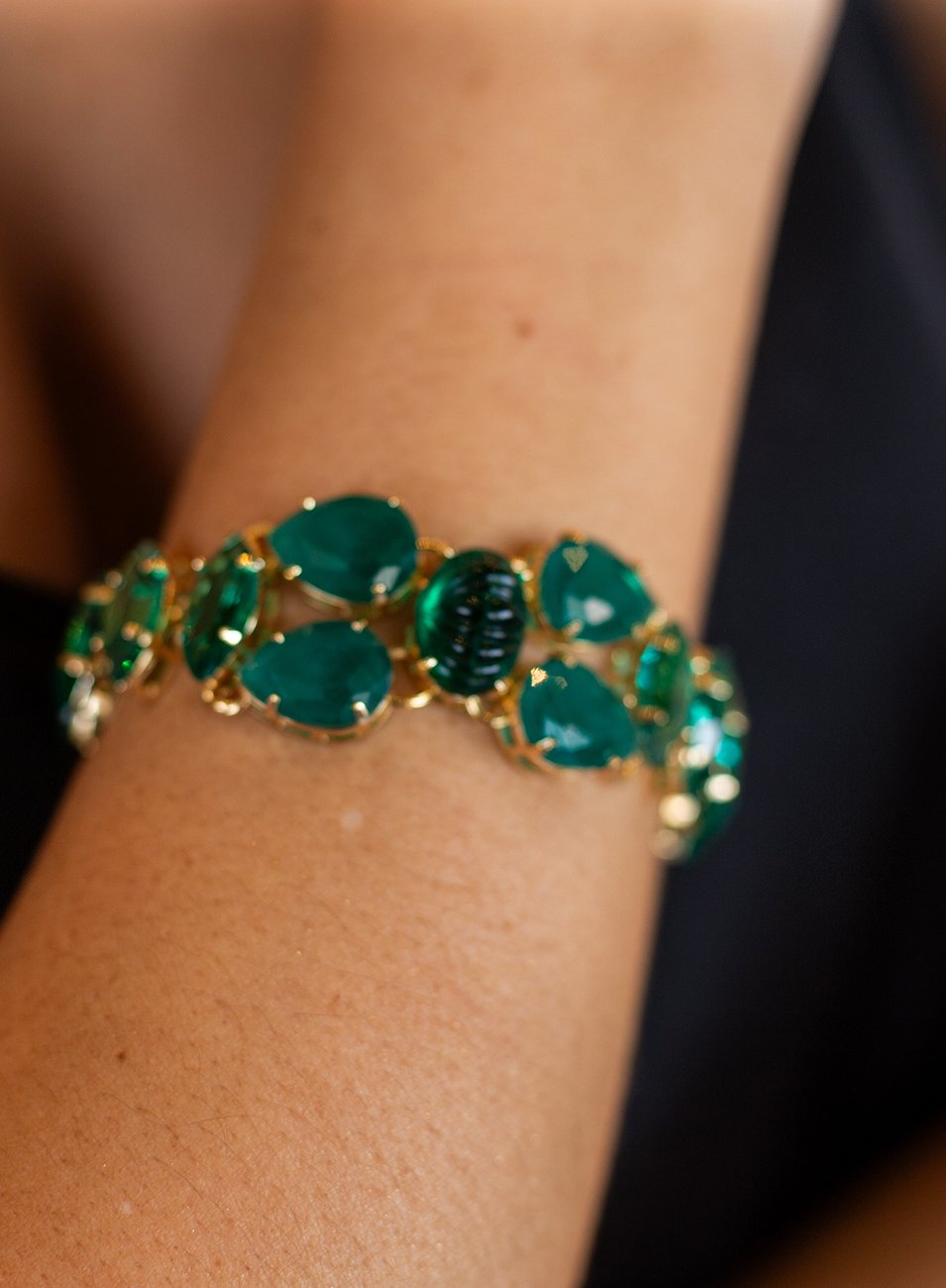 PULSEIRA BROMÉLIA CRISTAIS VERDE COM BANHO OURO