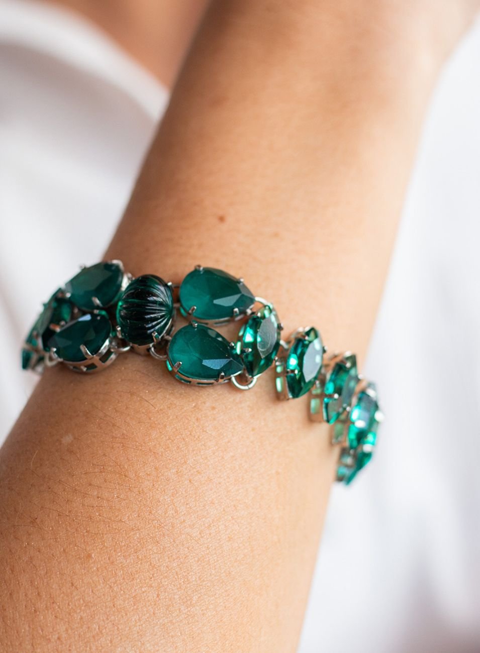 PULSEIRA BROMÉLIA CRISTAIS VERDE COM BANHO RÓDIO BRANCO