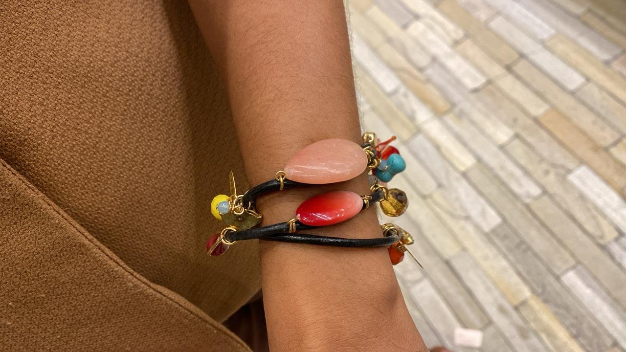 PULSEIRA COURO PRETO PINGENTE VARIADOS