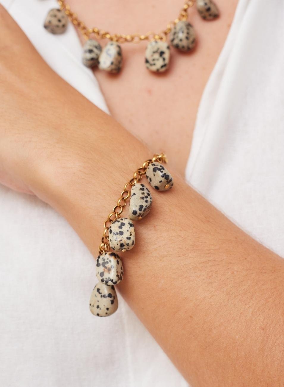 PULSEIRA DALLAS PEDRA NATURAL BRANCO/PRETO BANHO OURO ENVELHECIDO