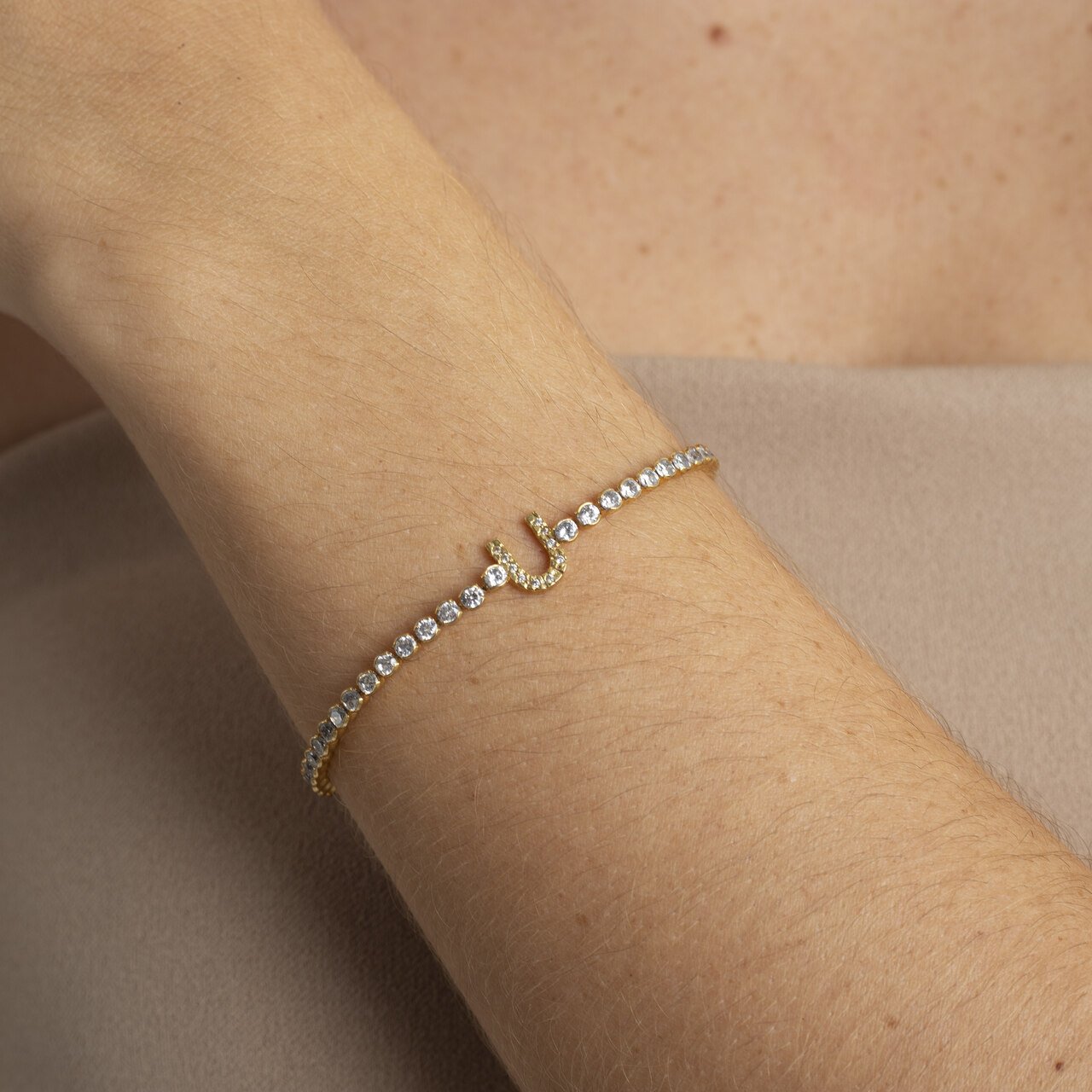 PULSEIRA DENNYA RIVIERA LETRA U BANHO OURO