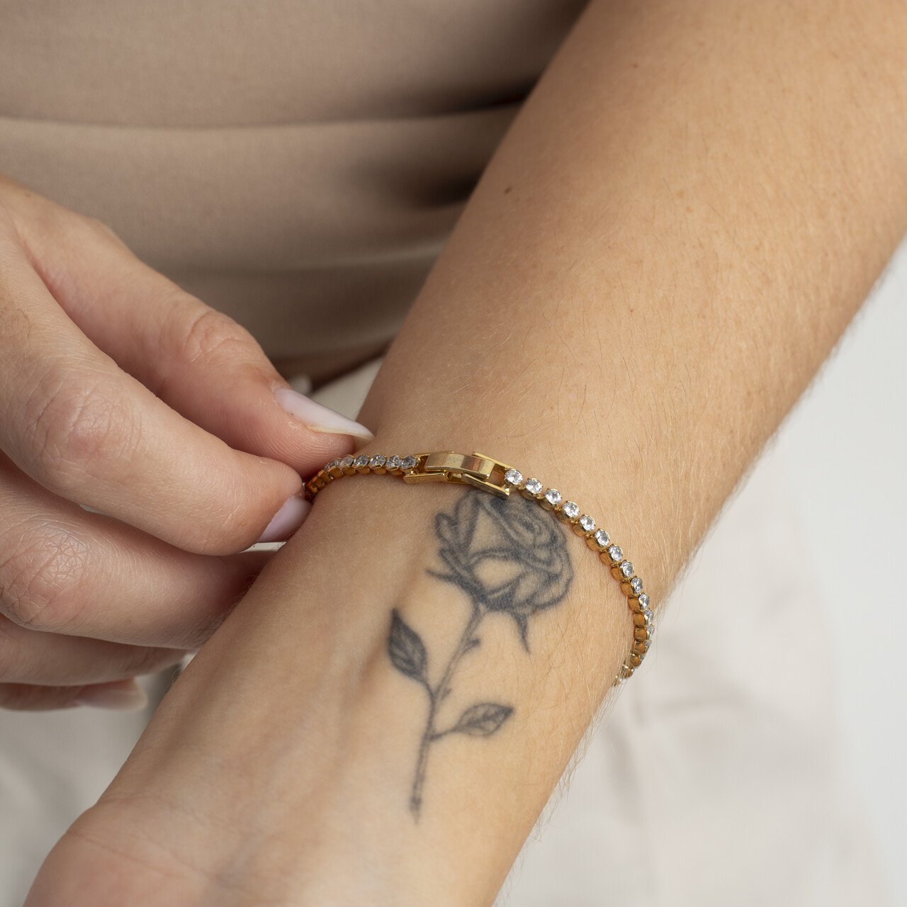 PULSEIRA DENNYA RIVIERA LETRA U BANHO OURO