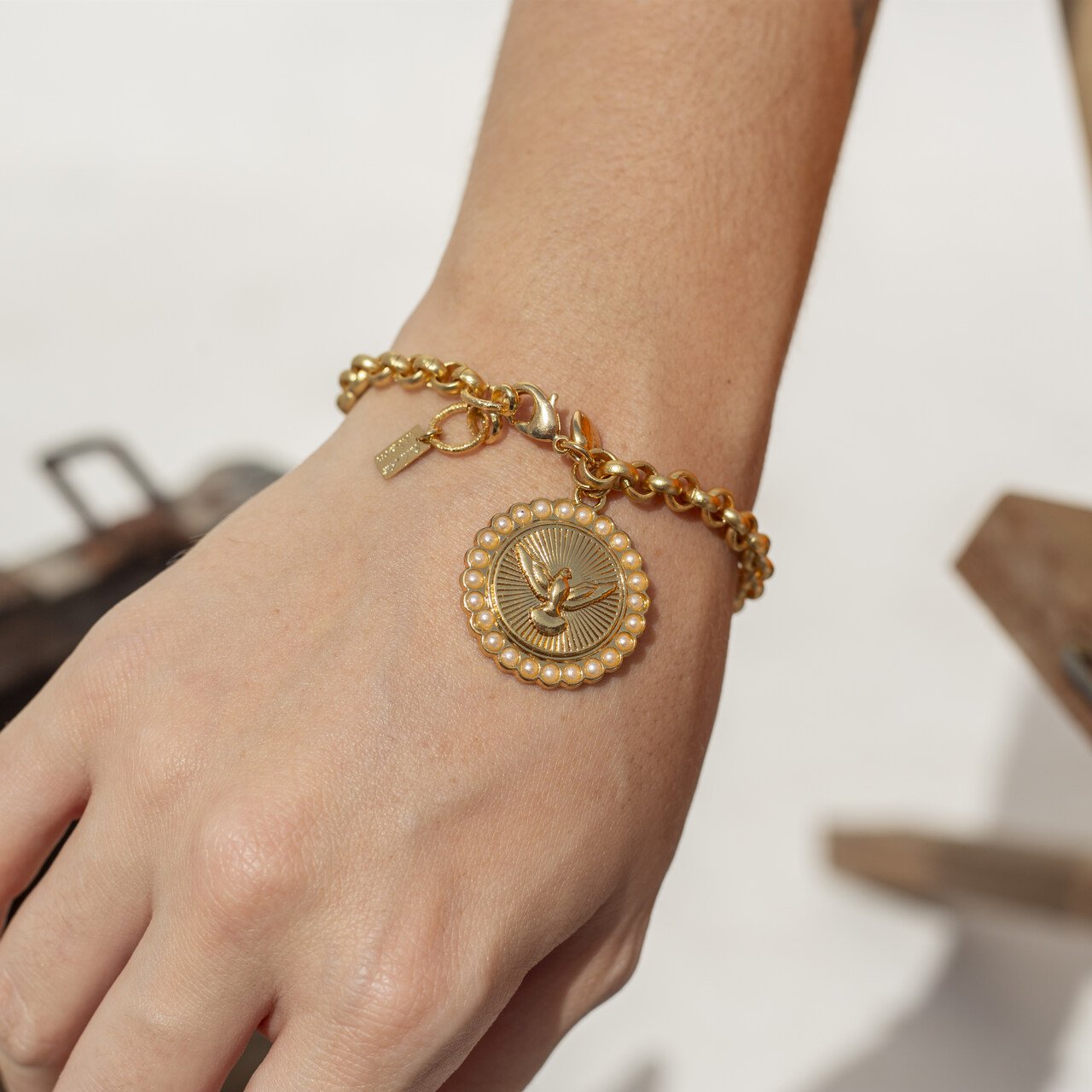 PULSEIRA ESPÍRITO SANTO PÉROLAS CRAVEJADAS BANHO OURO