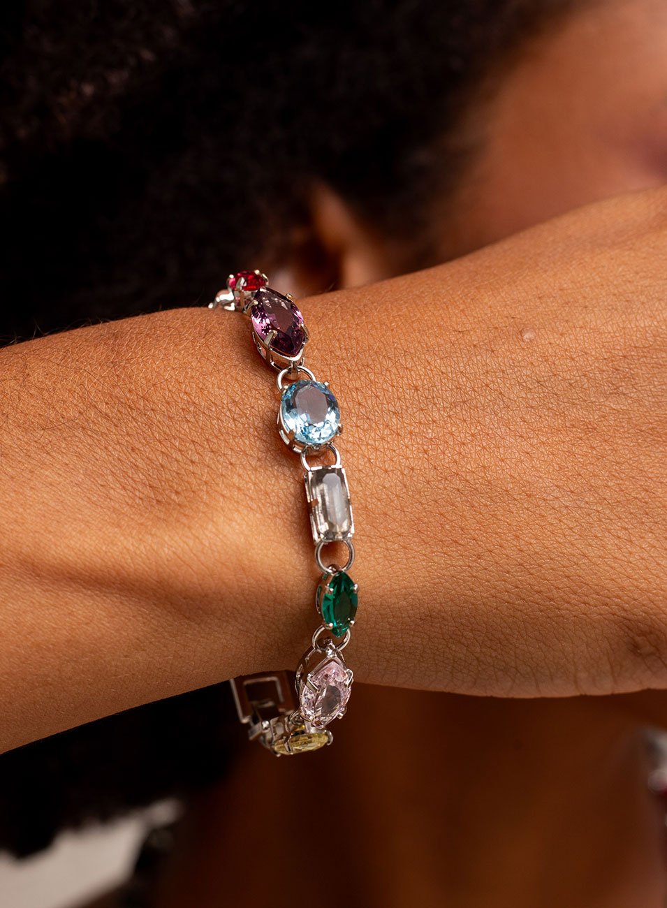 PULSEIRA FRUTINHA MIX CRISTAIS COLORIDOS BANHO RÓDIO BRANCO