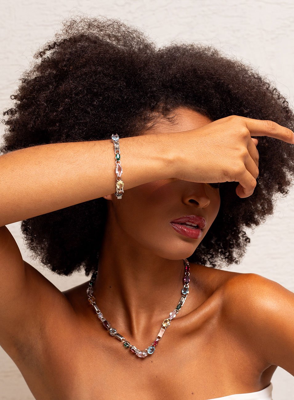 PULSEIRA FRUTINHA MIX CRISTAIS COLORIDOS BANHO RÓDIO BRANCO