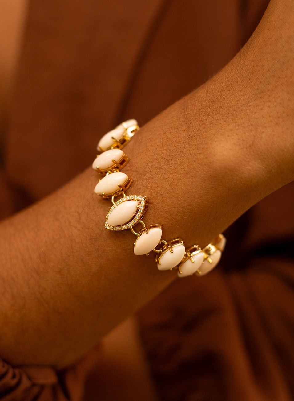 PULSEIRA ILLI NAVETES BEGE LEITOSO BANHO OURO