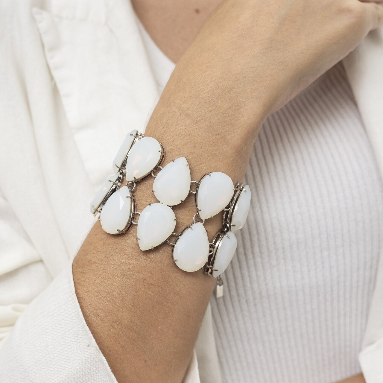 PULSEIRA MARESIA CRISTAIS BRANCO LEITOSO BANHO RÓDIO BRANCO