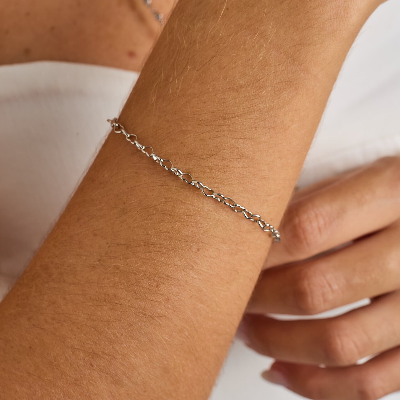 PULSEIRA MIMO CORAÇÃO VAZADO BANHO RÓDIO BRANCO