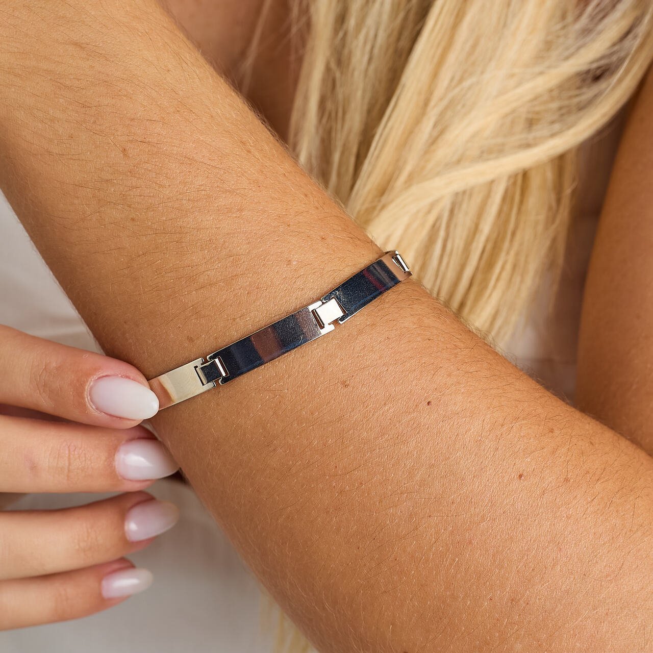 PULSEIRA PLACA FINA BANHO RÓDIO BRANCO