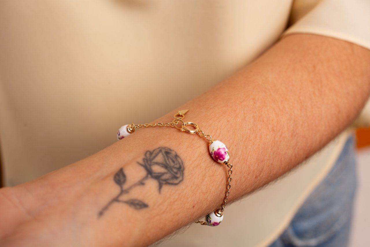 PULSEIRA PORCELANA FLORAL BANHO RÓDIO BRANCO