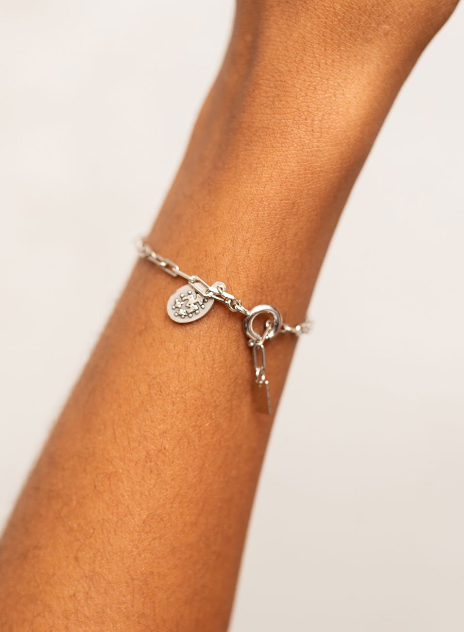 PULSEIRA PROTETOR PINGENTE N SENHORA COM BANHO RÓDIO BRANCO
