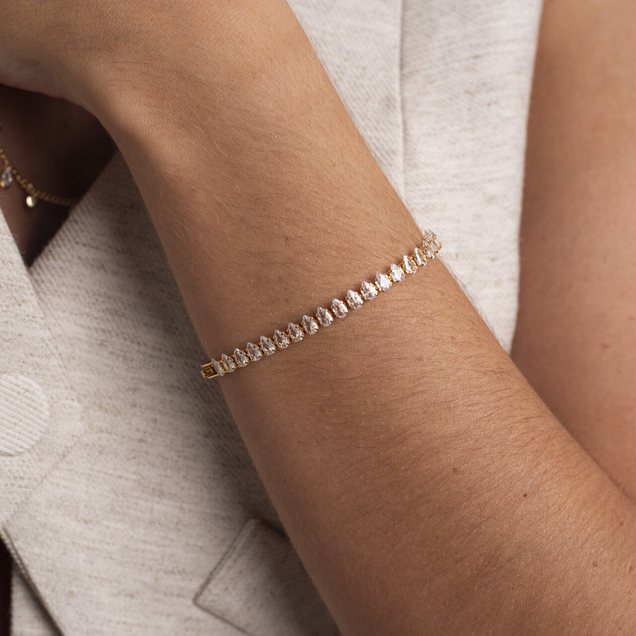 PULSEIRA RAIN RIVIERA GOTA INCOLOR BANHO OURO