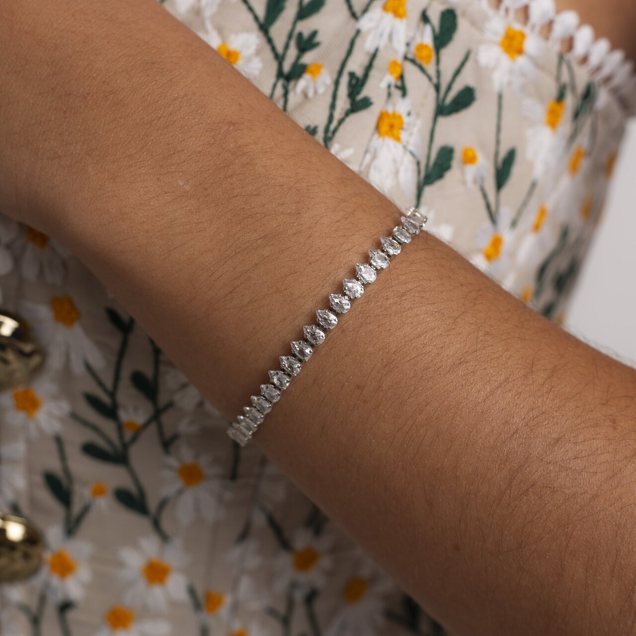 PULSEIRA RAIN RIVIERA GOTA INCOLOR BANHO RÓDIO BRANCO