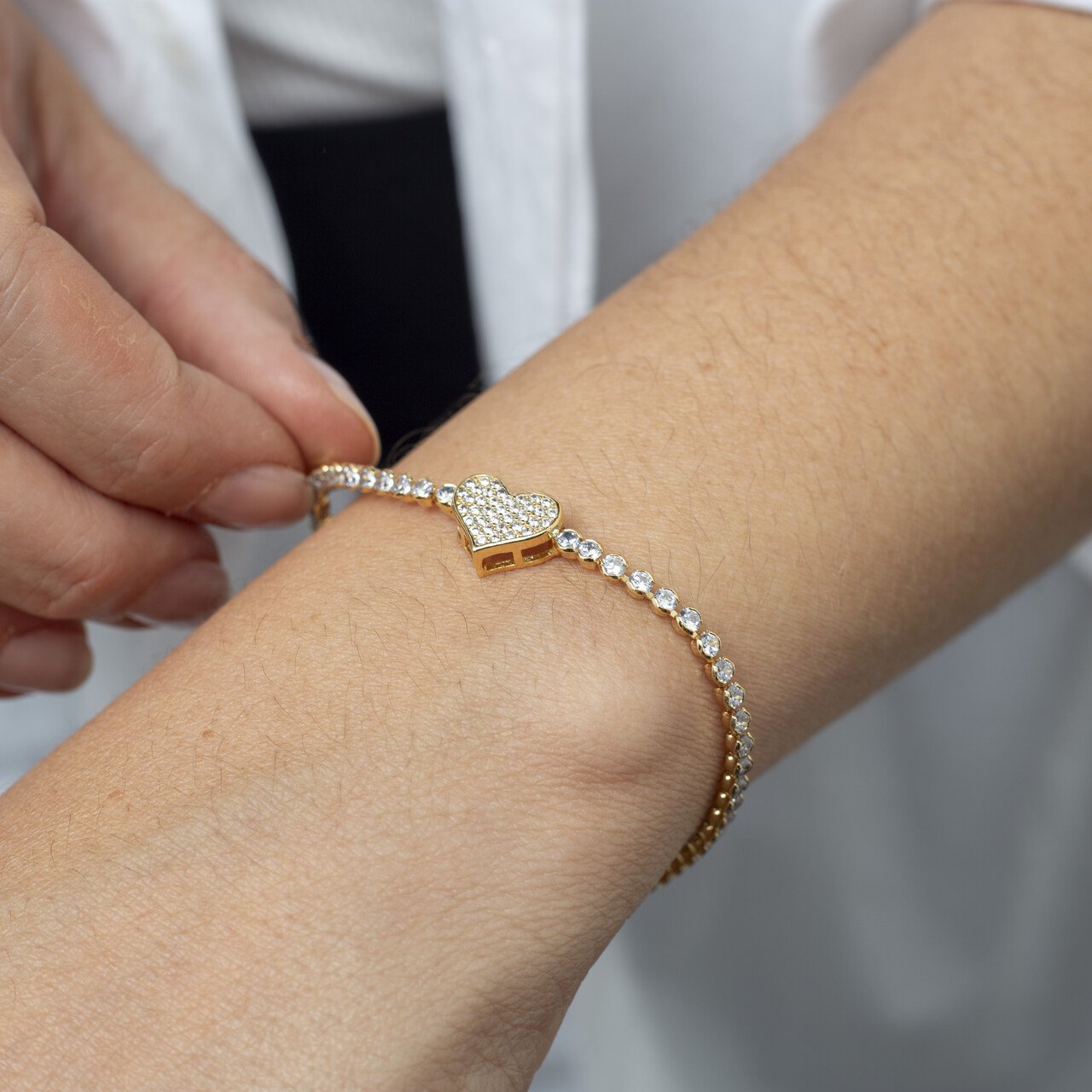 PULSEIRA RIVIERA CORAÇÃO ZIRCÔNIA BANHO OURO