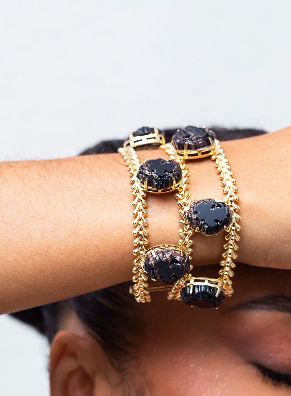 PULSEIRA SEIVA CRISTAL NEGRO BANHO OURO