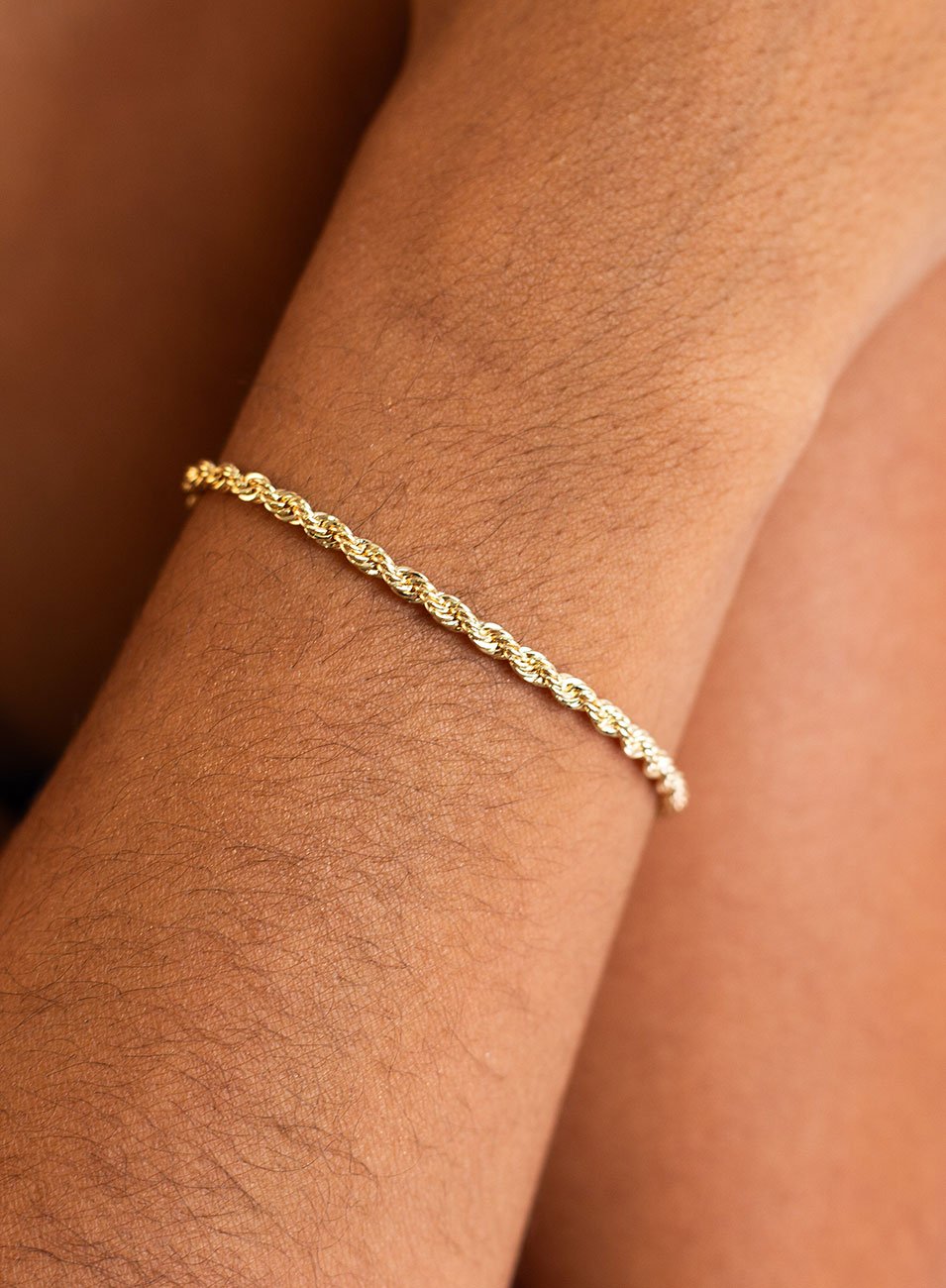 PULSEIRA TORCIDA FINA BANHO DE OURO