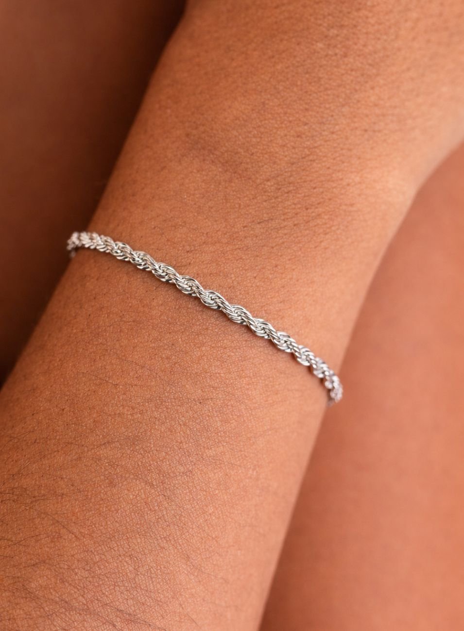 PULSEIRA TORCIDA FINA BANHO RÓDIO BRANCO