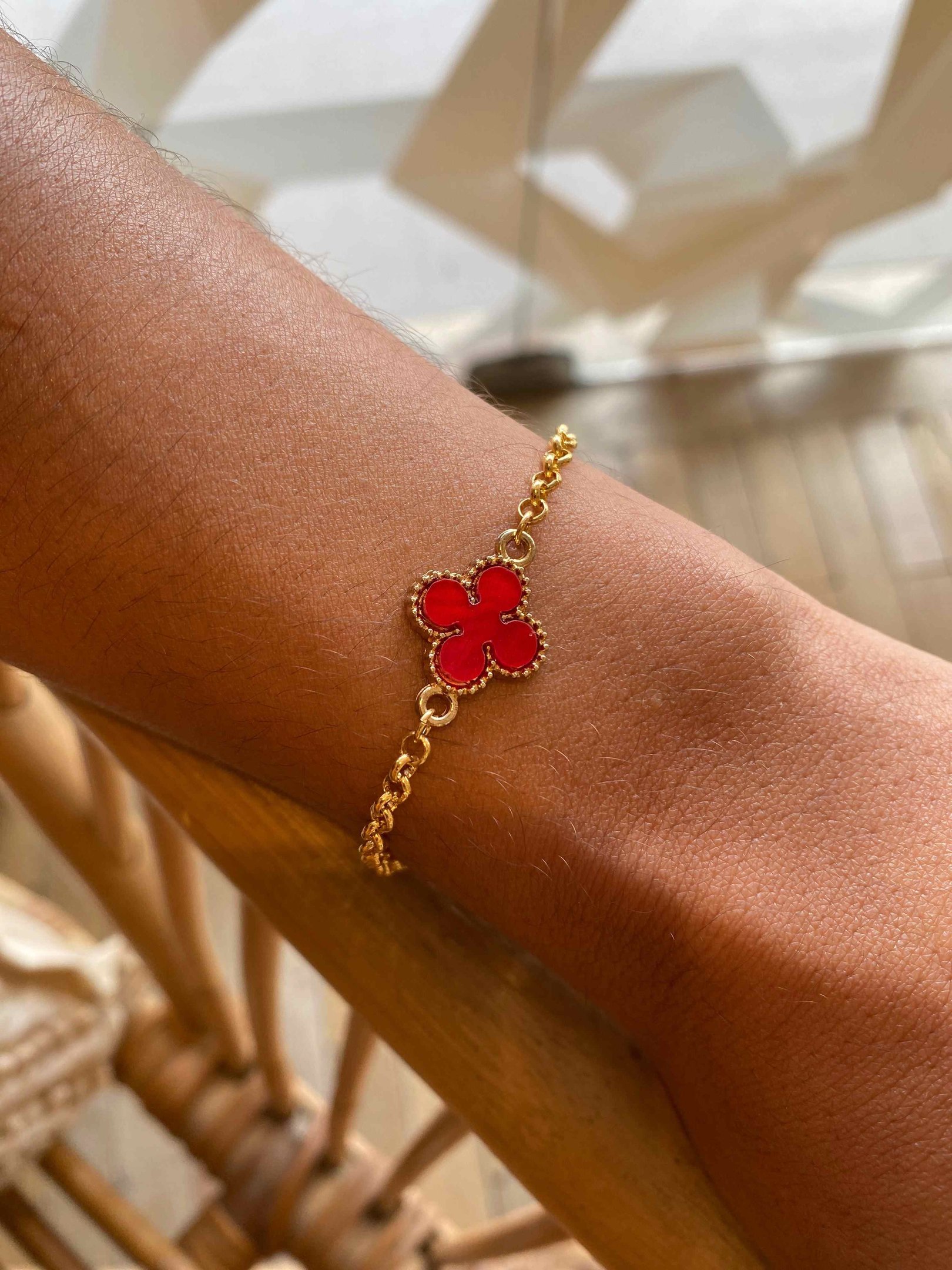 PULSEIRA TREVO VIRGINIA VERMELHO BANHO OURO