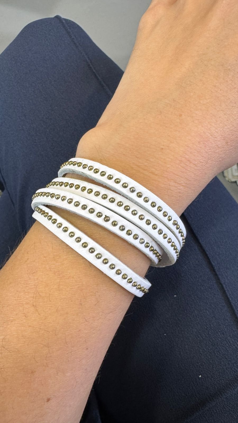 PULSEIRA VOLTAS COURO BRANCO COM TAXAS OURO VELHO